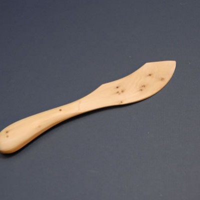 Butter knife with a wooden plug head